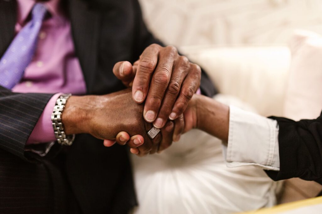 Aperto de mãos representando parceria de confiança com clientes da Agência Alagoas