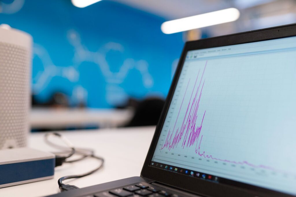 Gráfico de crescimento em tela de computador representando resultados de tráfego digital