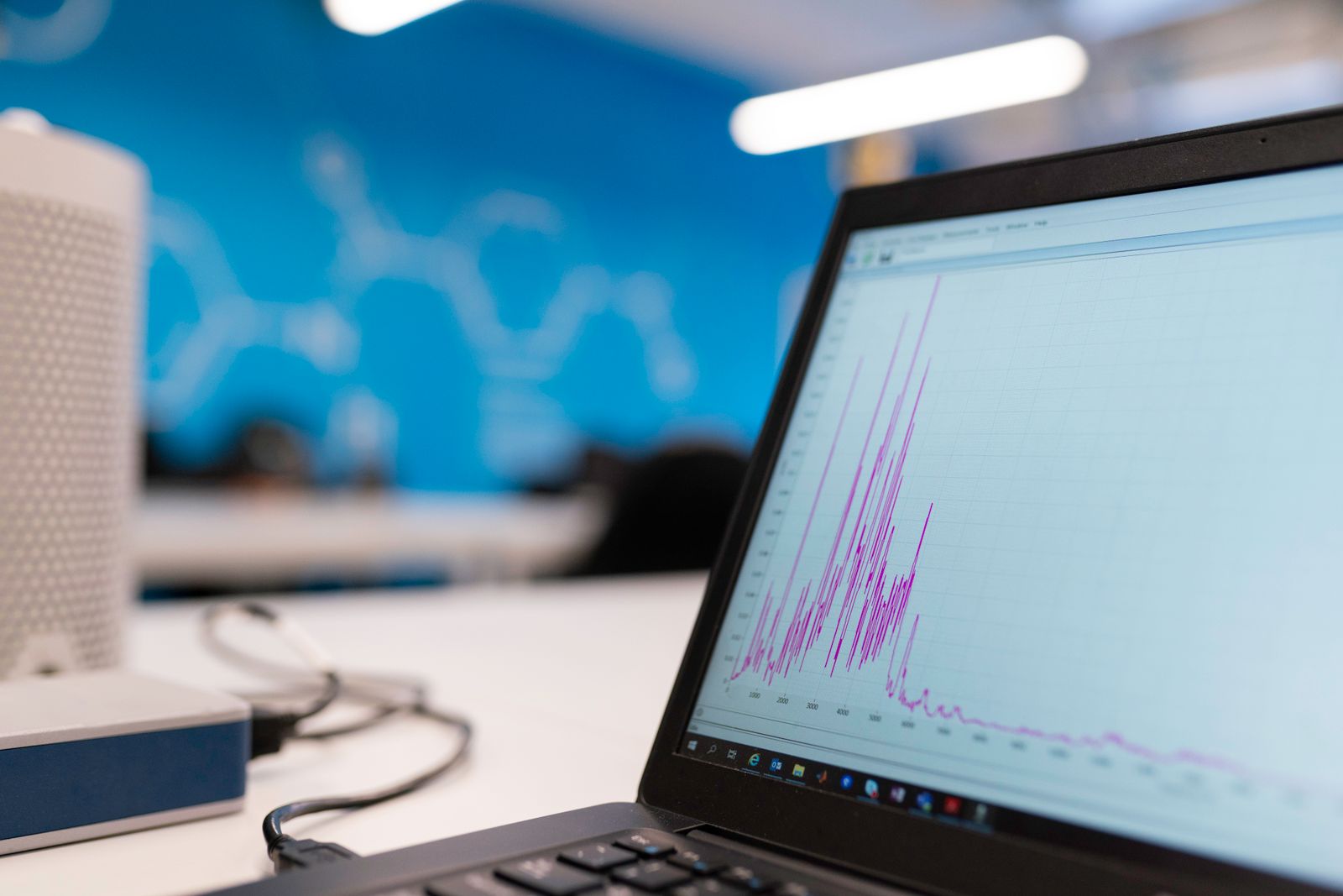 Gráfico de crescimento em tela de computador representando resultados de tráfego digital